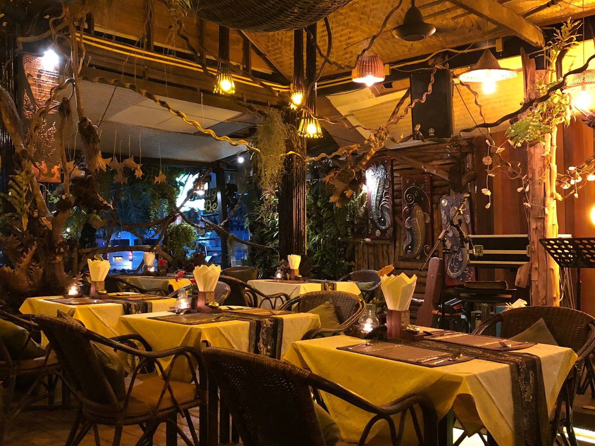 Sala di un ristorante la sera